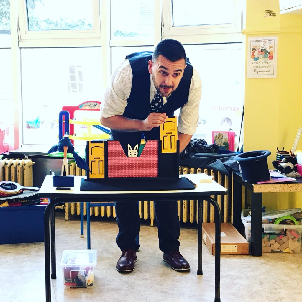 Spectacle de magie dans une école