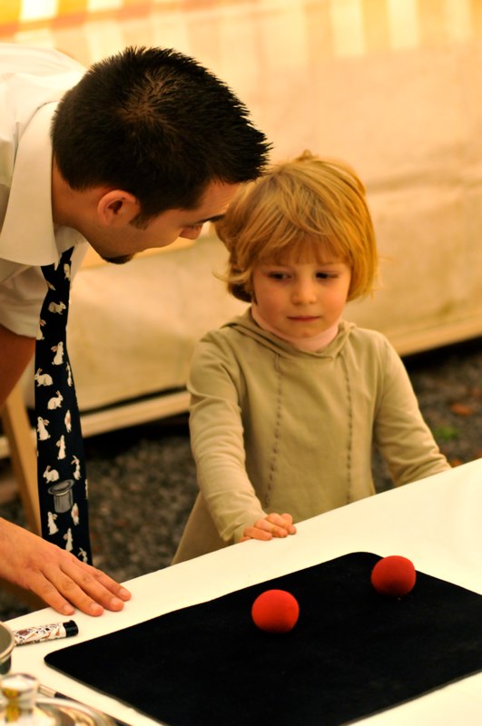 Un enfant regarde un tour de balles rouges