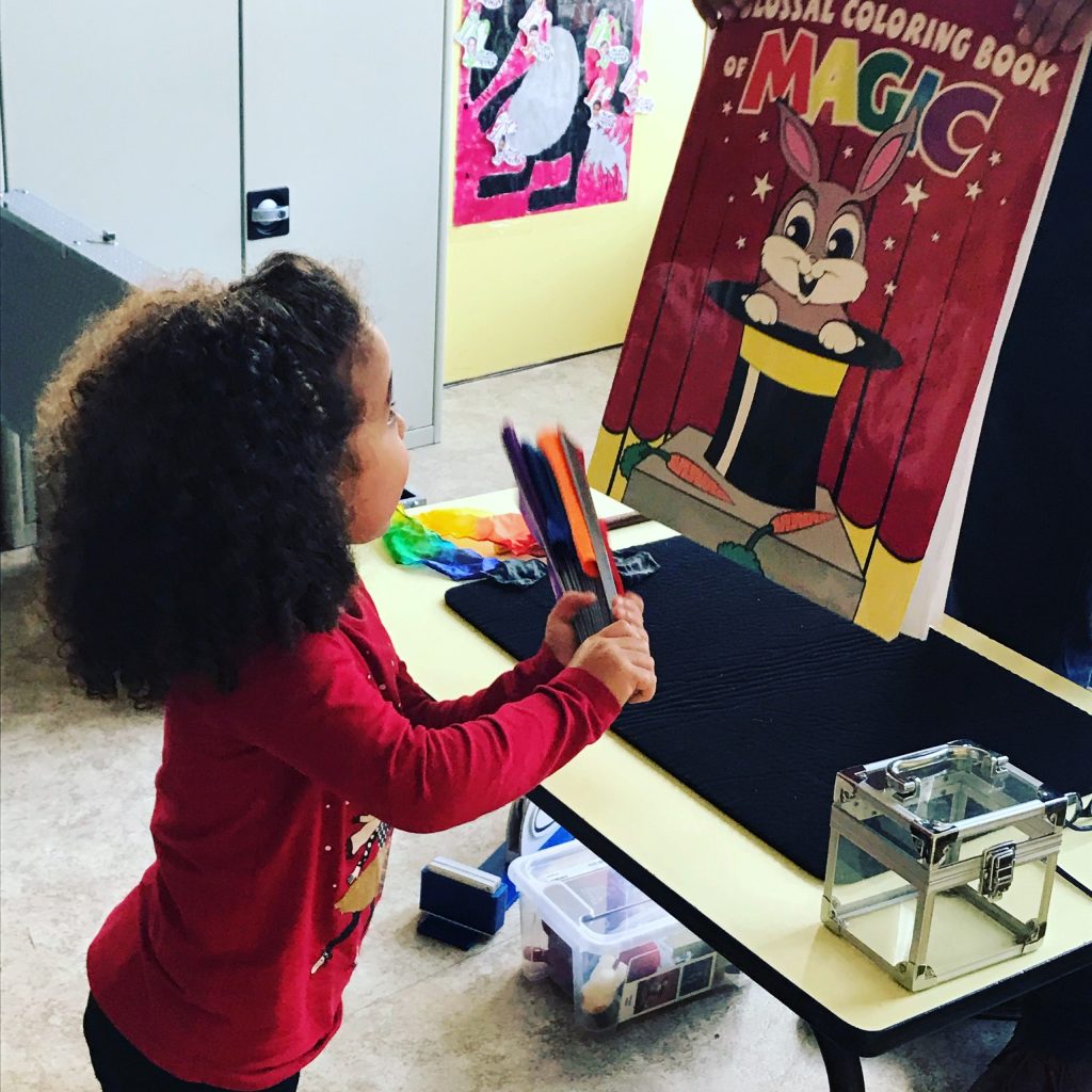 Une petite fille devient magicienne