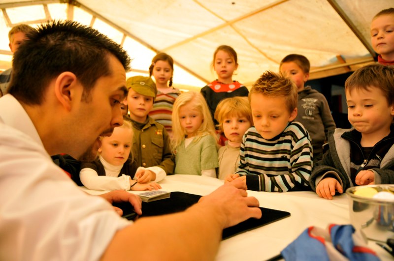Des enfants attentifs pendant un tour de magie