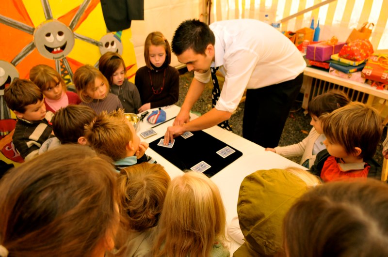 Tour de magie au milieu des enfants