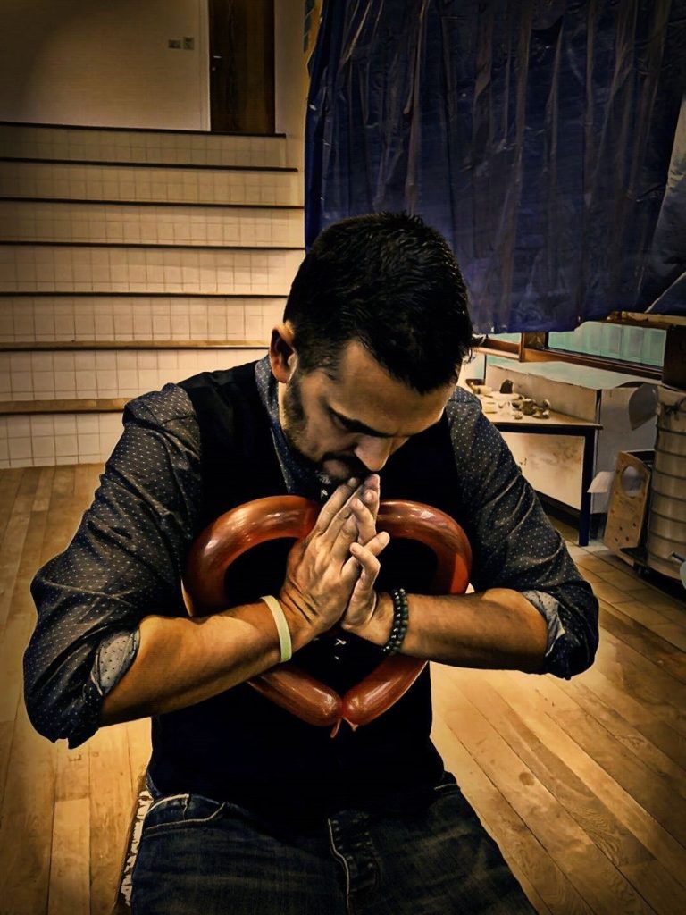 Stéphane sculptant un cœur en ballon