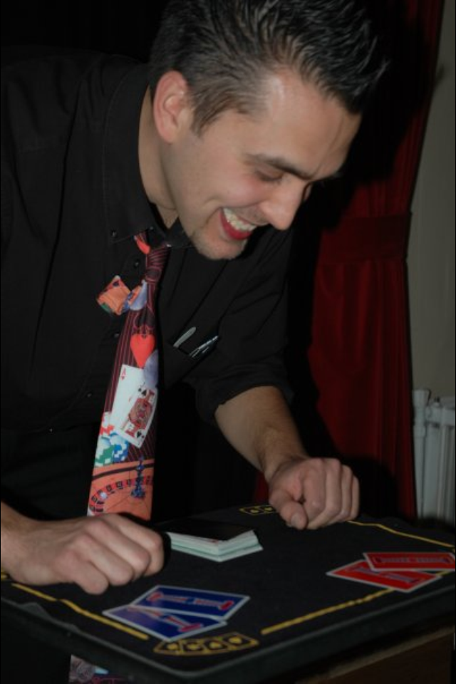 Stéphane souriant pendant un tour de cartes