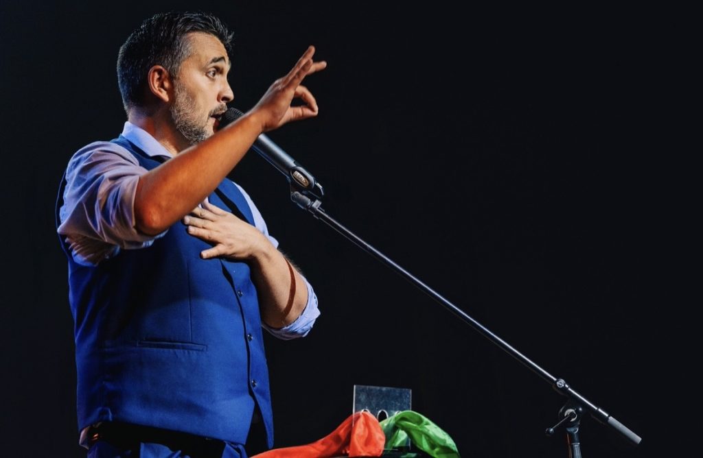 Stéphane sur scène, micro en main